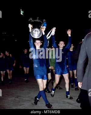 Photo de fichier en date du 29-05-1968 de Manchester United, Brian Kidd tient la coupe d'Europe avec Pat Crerand (à droite) après la finale de la Coupe européenne à Wembley. Banque D'Images