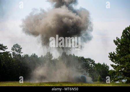 Une démonstration live explosés a lieu à l'École d'ingénieur du Corps des Marines, la démolition en cours de formation axés sur la carrière pour les aspirants de marine (CORTRAMID) Semaine, Camp Lejeune, N.C., 25 juillet 2017. Le but d'CORTRAMID consiste à exposer les étudiants aux possibilités de la flotte maritime Forces et générer un intérêt dans une commission du Corps des Marines. (U.S. Marine Corps photo par Lance Cpl. Ashley D. Gomez) Banque D'Images