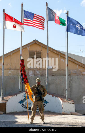 La FPC. Brian Lomax, un scout de cavalerie avec le Siège et les pays fournisseurs de l'Administration centrale, 6e Escadron, 1e régiment de cavalerie, 1st Armored Division est prête à servir de porteur de couleur avant le 1er avril d'une cérémonie qui a eu lieu sur la plate-forme de conseils la foudre. (U.S. Photo fournie par le sergent de l'armée. Christopher B. Dennis, 1re Division de cavalerie PAO.) Banque D'Images