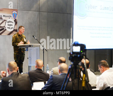 L'Europe de l'armée américaine Chef de cabinet Brig. Le général Kai Ronald Rohrschneider 2017 adresses participants de la Cyber Security Summit à Wiesbaden, Allemagne. Organisé par l'USAREUR G6 l'événement comprenait des représentants de plusieurs pays de l'OTAN dont beaucoup étaient présents pour la première fois, cette mission de l'OTAN également inclus, partenaire de l'Ukraine. Tous les pays ont échangé des connaissances et des bonnes pratiques sur la façon de gagner le combat dans une guerre virtuelle. Banque D'Images