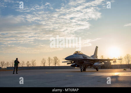 F-16 Fighting Falcon est un avion de chasse multirôle monomoteur développé par General Dynamics et maintenant produit par Lockheed Martin. Le 17 février 2017, un F-16 affecté à la 31e escadre de chasse se prépare au décollage à la base aérienne d'Aviano, en Italie, soutenant les opérations des 510e et 555e escadrons de chasse. L'image d'archivage documente l'activité de contrôle en amont sur la ligne de vol de base. Banque D'Images