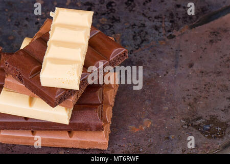 Lait, chocolat blanc et sur grunge background Banque D'Images