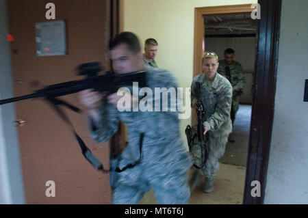 DAYTON, Ohio - Le s.. Kyle Brophy (à gauche), 88e Escadron des Forces de sécurité enquêteur, entre dans une chambre d'abord pendant une visite avant de mener des exercices de compensation avec le s.. Heather Albright, SFS 88 gestionnaire canin, entrant derrière lui au cours de formation annuel le 12 juillet. Humains de l'ensemble de 88 FS d'apprendre à travailler ensemble dans l'exécution des missions de sécurité dans le cours d'une semaine. (U.S. Air Force photo/John Harrington) Banque D'Images