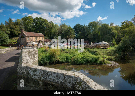 Historique Le pont et l'Stopham White Hart Pub situé sur la rivière Arun à Pulborough West Sussex, Royaume-Uni. Banque D'Images