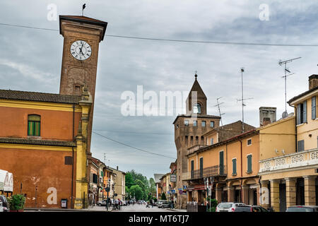 MOLINELLA, ITALIE - 01 mai 2018 : la tour municipale et de la Bell Tower à Molinella, Bologna, Emilia-Romagna, Italie Banque D'Images