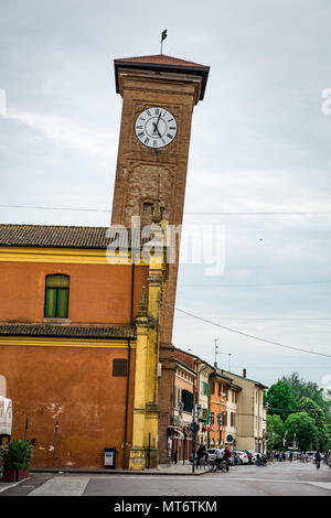 MOLINELLA, ITALIE - 01 mai 2018 : le clocher penché à Molinella, Bologna, Emilia-Romagna, Italie Banque D'Images