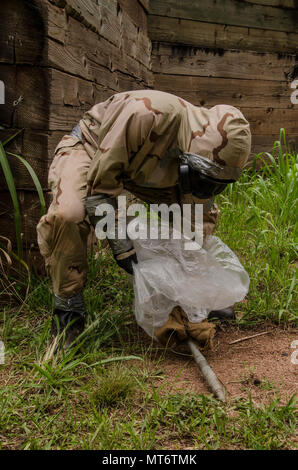 Une garde nationale technicien EOD colis contaminés chimiquement (simulé) explosées lors d'un cycle de certification de chef d'équipe à Schofield Barracks, Missouri, le 22 juin 2017. Les techniciens de NEM de la Garde nationale de Washington, Arizona, Nevada et Californie ont mené leur programme d'entraînement et de chef d'équipe certifications avec l'aide de la 303e Bataillon de munitions (NEM) qui est en poste ici. (U.S. La Garde nationale de l'armée photo par le Sgt. Matthieu Sissel) Banque D'Images