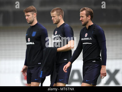 Anglais John Stones (à gauche), Eric Dier (centre) et Harry Kane lors d'une session de formation à St George's Park, Burton. Banque D'Images