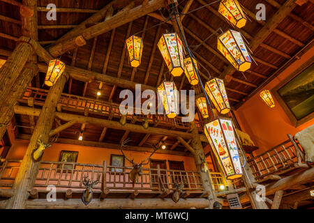 Hall de Lake McDonald Lodge - un faible angle de vue de l'intérieur et le plafond du hall principal historique de Lake McDonald Lodge dans le parc national des Glaciers. Banque D'Images