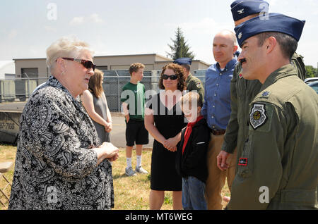 Carolyn Young, le Major Gregory Young's mother (à gauche), parle avec le Lieutenant-colonel Aaron Mathena, 123e Escadron de chasse commandant (à droite), et d'autres membres de la 142e Escadre de chasse suivant l'attachement à la rue nommée en son fils, le 26 juin 2017, la base de la Garde nationale aérienne de Portland, Oregon (États-Unis Photo de la Garde nationale aérienne/Master Sgt. Jean Hughel 142nd Fighter Wing, Affaires publiques) Banque D'Images