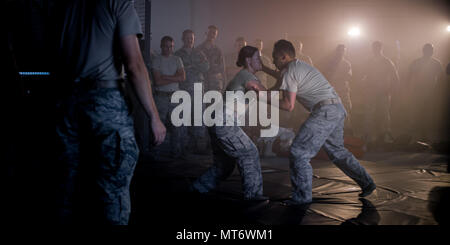 Airman Senior Rachel Taylor et le sergent. Ivan Velasquez, de la 419e Escadron des Forces de sécurité au cours de la pince sur la formation de combat Hill Air Force Base, dans l'Utah Le 4 juin, 2017. Le 419e membres de l'ESF ont participé au tournage d'une nouvelle mission vidéo sur les activités de la 419e Escadre de chasse de réserve à la colline. Banque D'Images