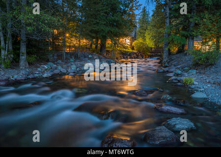 Snyder Creek dans la nuit - Une vue de la nuit de printemps Snyder Creek à Lake McDonald Lodge. Le Glacier National Park, Montana, USA. Banque D'Images