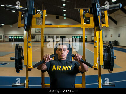 Le Sgt. Andrew Paredes, une réserve de l'armée américaine de mécanicien de véhicules à roues avec le soldat 841e bataillon du génie, de North Miami Beach, Floride, participe à une séance photo de remise en forme de promouvoir la réserve de l'armée à Joint Base McGuire-Dix-Lakehurst, New Jersey, 25 juillet 2017. (U.S. Réserve de l'armée photo par le Sgt. Michel Sauret) Banque D'Images