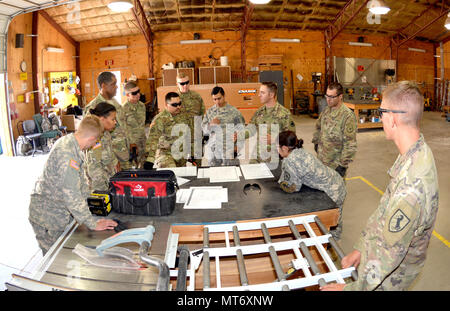 Les soldats de la 58e compagnie du génie, 11e Régiment de cavalerie blindée, et la 240e compagnie du Génie de la Garde nationale du Nevada, Cpt surround. Dan Gimm, ingénieur de la réserve coordonnateur pour le Centre de formation national, Fort Irwin, en Californie, au cours d'une classe à la construction du corps expéditionnaire atelier tenu à Fort Irwin (U.S. Photo de l'armée par Jason Miller). Banque D'Images