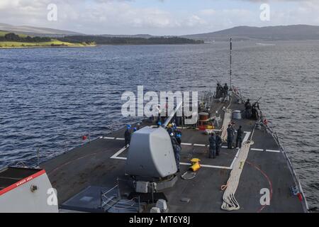 170929-N-FP878-024 Faslane (Écosse) (sept. 29, 2017) La classe Arleigh Burke destroyer lance-missiles USS Donald Cook (DDG 75) arrive à Faslane, en Écosse, pour un service au port le 29 septembre, 2017. Donald Cook, l'avant-déployé à Rota, en Espagne, est sur sa sixième patrouille dans la sixième flotte américaine zone d'opérations à l'appui des alliés et partenaires, et les intérêts de sécurité nationale des États-Unis en Europe. (U.S. Photo par marine Spécialiste de la communication de masse 1re classe Theron J. Godbold /libéré) Banque D'Images