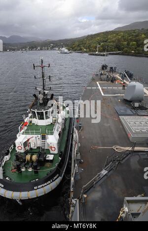 170929-N-FP878-034 Faslane (Écosse) (sept. 29, 2017) La classe Arleigh Burke destroyer lance-missiles USS Donald Cook (DDG 75) arrive à Faslane, en Écosse, pour un service au port le 29 septembre, 2017. Donald Cook, l'avant-déployé à Rota, en Espagne, est sur sa sixième patrouille dans la sixième flotte américaine zone d'opérations à l'appui des alliés et partenaires, et les intérêts de sécurité nationale des États-Unis en Europe. (U.S. Photo par marine Spécialiste de la communication de masse 1re classe Theron J. Godbold /libéré) Banque D'Images