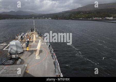 170929-N-FP878-032 Faslane (Écosse) (sept. 29, 2017) La classe Arleigh Burke destroyer lance-missiles USS Donald Cook (DDG 75) arrive à Faslane, en Écosse, pour une visite du port. Donald Cook est l'avant-déployé à Rota, Espagne, sur sa sixième patrouille dans la sixième flotte américaine zone d'opérations à l'appui des alliés et partenaires, et les intérêts de sécurité nationale des États-Unis en Europe. (U.S. Photo par marine Spécialiste de la communication de masse 1re classe Theron J. Godbold/libérés) Banque D'Images