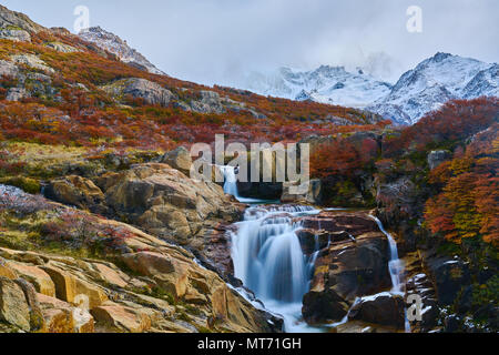 Paysage avec les arbres d'automne, ciel nuageux et la neige sur les montagnes dans le Parc National Los Glaciares National Park. Patagonie Argentine à l'automne. Banque D'Images