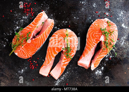 Le saumon. Poisson saumon frais. Darnes de saumon cru Banque D'Images