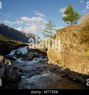 Une image en couleurs prises à partir de la rivière de l'Europe de la recherche de Glencoe. À la gauche de l'image se trouve le célèbre Aonach Eagach ridge Banque D'Images