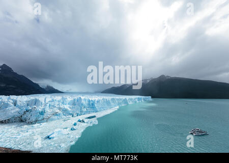 Les points de rencontre de la glace, de rock et de l'eau sur le glacier Perito Moreno, Argentine Banque D'Images