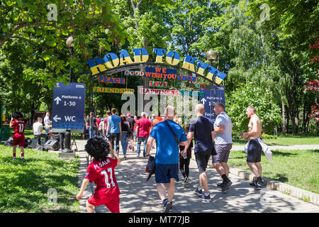 Kiev, UKRAINE - le 26 mai 2018 : les fans de football se félicite de Kiev Shevchenko Park dans le jour de la finale de la Ligue des Champions Real Madrid vs Liverpool Banque D'Images