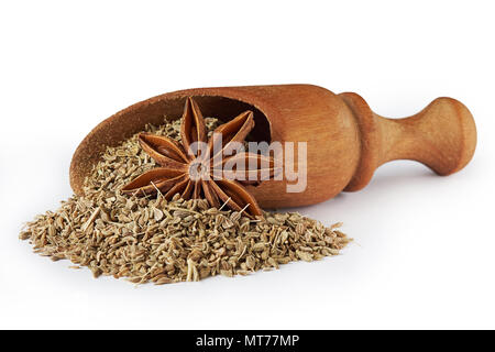 L'anis étoilé (Illicium verum) et de graine d'anis, également connu sous le nom de l'anis (Pimpinella anisum) en écope isolé sur fond blanc Banque D'Images