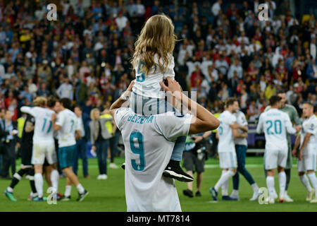 Kiev, Ukraine. 26 mai, 2018. Karim Benzema du Real Madrid avec sa fille pendant la finale de la Ligue des Champions match de football entre le Real Madrid et Liverpool au Stade Olympique NSC Crédit : Alexandr Goussev/Pacific Press/Alamy Live News Banque D'Images