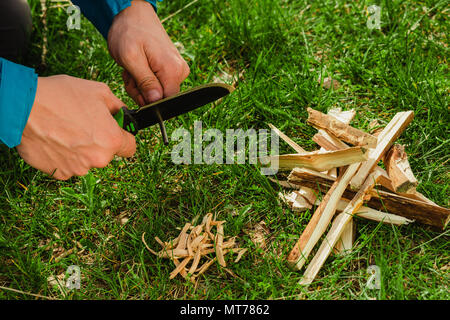 À l'aide du couteau de survie avec firestarter Banque D'Images