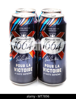 SWINDON, Royaume-Uni - Mai 13, 2018 : 4 canettes de Kronenbourg 1664 limited edition Eric Cantona pour la victoire lager sur un fond blanc. Banque D'Images