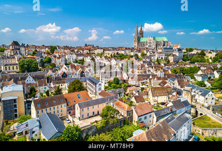 Vue aérienne de la ville avec la cathédrale de Chartres. Site du patrimoine mondial de l'UNESCO dans la région de Eure-et-Loir, France Banque D'Images