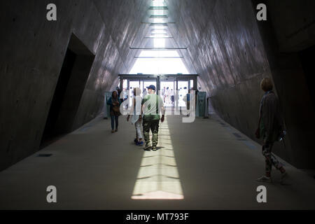 9 mai 2018 Les visiteurs de quitter l'obscurité de la Musée de Yad Vashem à Jérusalem, Israël et passer à la lumière vive du jour. Banque D'Images