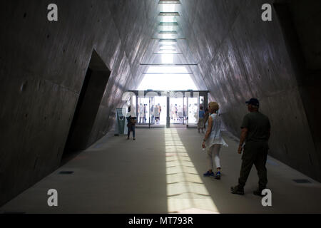 9 mai 2018 Les visiteurs de quitter l'obscurité de la Musée de Yad Vashem à Jérusalem, Israël et passer à la lumière vive du jour. Banque D'Images