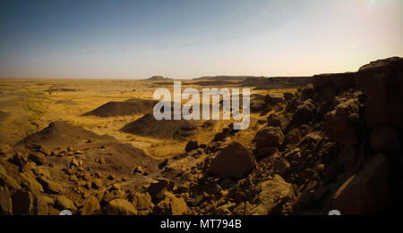 Paysage rocheux au désert du Sahara, près de la région de Tchirozerine à Agadez, Niger Banque D'Images