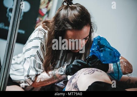 Wroclaw, Pologne. 26 mai, 2018. Festival Tattoo polonais. 300 exposants ont participé au festival. Pendant 4 jours, 4 000 personnes sont passées à travers. Credit : Krzysztof Zatycki/Pacific Press/Alamy Live News Banque D'Images