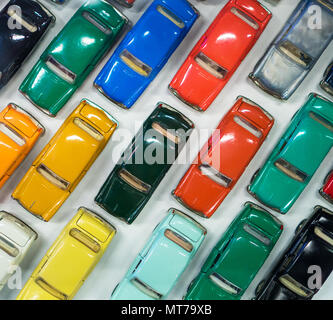 Collection de jouets colorés modèles de voiture sur l'exposition. Banque D'Images