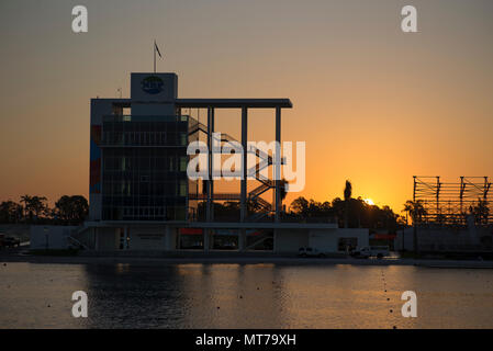 Sarasota. Floride USA. 2017 Championnats du monde d'Aviron de la FISA, Nathan Benderson Park. Lever du soleil derrière la tour d'arrivée. Mardi 19.09.2017 © Peter Banque D'Images