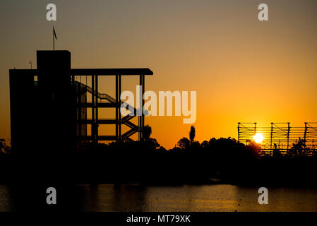 Sarasota. Floride USA. 2017 Championnats du monde d'Aviron de la FISA, Nathan Benderson Park. Lever du soleil derrière la tour d'arrivée. Mardi 19.09.2017 © Peter Banque D'Images