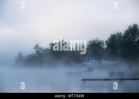 Aiguebelette, FRANCE, vues générales du Lac d'Aiguebelette, avec la brume matinale et basse fixant cloud. L'Aviron mondial FISA 2015 Championshi Banque D'Images