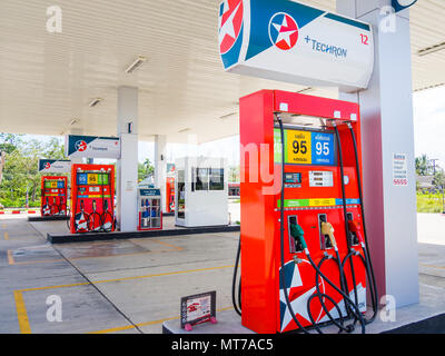 Trang, Thaïlande - 2 septembre 2017 : la station Caltex de gaz fond de ciel bleu. Caltex est un nom de marque de pétroliers Chevron Corporation utilisée dans plus de Banque D'Images