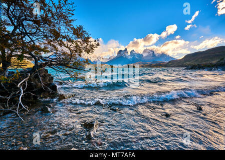 Vue du mont Cuernos del Peine dans le parc national Torres del Paine au cours de l'aube lumineuse. La Patagonie chilienne en automne. Banque D'Images