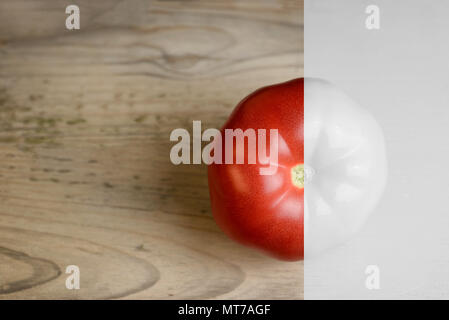 Mise en page créative faite de tomates sur backgruond en bois. Peinture blanche et naturelle. Concept alimentaire. Banque D'Images