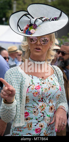 Un visiteur portant un chapeau de fantaisie, en miroir des lunettes de soleil et une robe fleurie à la RHS Chelsea Flower Show 2018, Londres, Royaume-Uni Banque D'Images