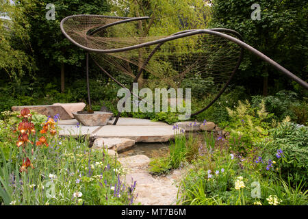 Un pavillon de style moderne au-dessus d'un coin salon et des plantes dans le jardin de Wedgwood Lele RHS Chelsea Flower Show 2018, Londres, Royaume-Uni Banque D'Images