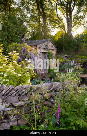 Une pierre bothy entouré d'un jardin de style cottage dans le Yorkshire Bienvenue au Jardin à la RHS Chelsea Flower Show 2018, Londres, Royaume-Uni Banque D'Images