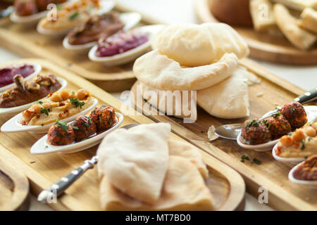 Variété de délicieux plats méditerranéens. Des snacks appétissants Antipasti set. Banque D'Images