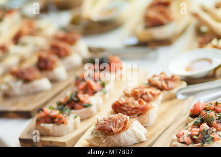 Variété de délicieux plats méditerranéens. Des snacks appétissants Antipasti set. Banque D'Images