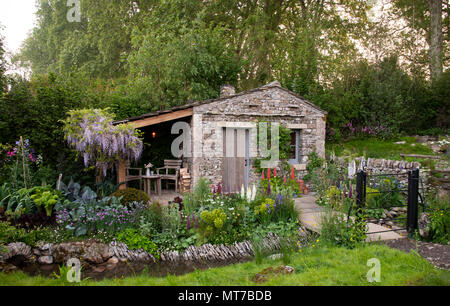 Un cottage traditionnel jardin entourant une pierre bothy dans le Yorkshire Bienvenue au Jardin à la RHS Chelsea Flower Show 2018, Londres, Royaume-Uni Banque D'Images