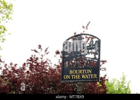 Kingham black metal sign, Gloucestershire, Royaume-Uni dans les Cotswolds, région d'une beauté naturelle Banque D'Images