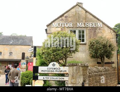 Le Musée des véhicules à moteur de Cotswold dans les Cotswolds village de Bourton-on-the-water, Gloucestershire, Angleterre. Véhicules anciens et l'affiche. Banque D'Images